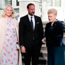 Kronprinsparet ankommer kveldens middag med president Dalia Grybauskaitė. Foto: Lise Åserud, NTB scanpix